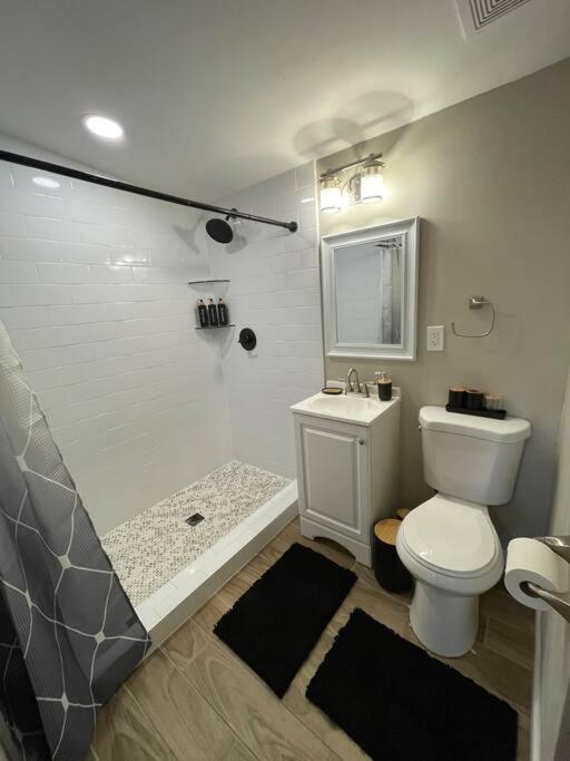 Lejlighed New Midtown Modern With Backyard *